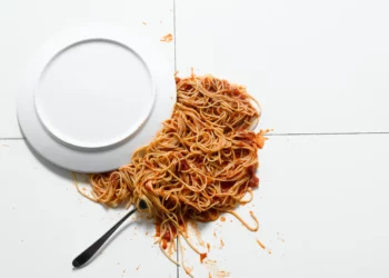 E vërteta tronditëse pas ‘rregullit të 5 sekondave’: Çfarë ndodh kur ushqimi bie në dysheme