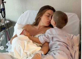 FOTOT/ Olta Gixhari bëhet nënë për herë të dytë, publikon foton nga spitali me dy djemtë