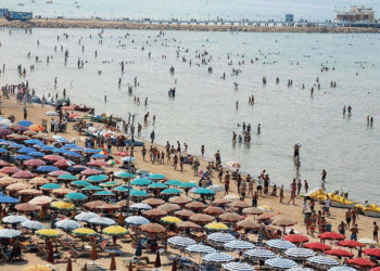 Shqiptarët e kalojnë fundjavën në bregdet: Kushtet janë përmirësuar, por çmimet…