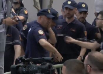 Militantët e Berishës dhe Metës s’heqin dorë nga dhuna, momenti kur efektivi i policisë goditet në sy me sende të forta nga protestuesit