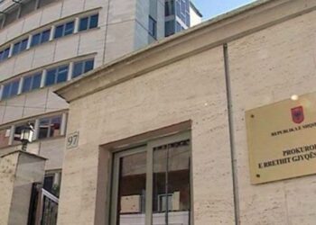 Mori pjesë në mbi 200 procedura tenderi me dokumente fiktive, Prokuroria e Tiranës kërkon arrestimin e biznesmenit