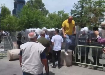 VIDEO/ Opozita, protestë para Bashkisë, momenti kur deputeti Bledion Nallbati godet me shqelm policin