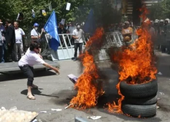 “Çka dreqin kanë këto zverdhane, që nuk e shohin të mirën a të bukurën?! Nga dreqin vijnë?!”