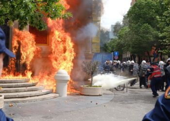 Hodhi molotov në protestën para Bashkisë, gjykata liron 39-vjeçarin (EMRI)