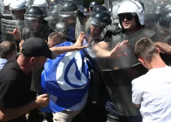 VIDEO/ “Kështu do ta rrëzojmë Ramën ne?”, protestuesi simbol i PD i zhgënjyer: Më shumë ka policë se protestues