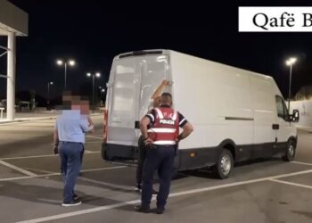 Mallra kontrabandë me kamionë e trajlera! Pranga shoferit dhe dy doganierëve