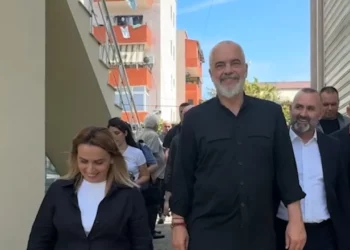 Pallate të tjera në ndërtim në Laç, Rama inspekton vendin në kuadër të rindërtimit pas tërmetit