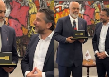 VIDEO/ Rama në Prishtinë, merr “Çelësin e Qytetit”: Tani mund të vij pa leje, kam çelësin me vete
