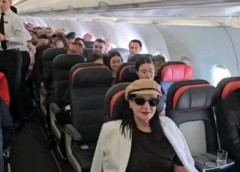 VIDEO/ Rama në avion me Lindën dhe tifozët e Kombëtares!