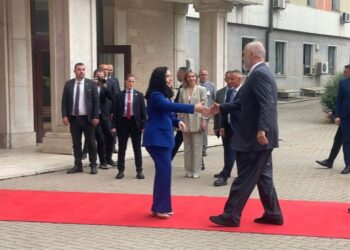 Tapet i kuq për Ramën në Prishtinë, Vjosa Osmani pret kryeministrin e Shqipërisë