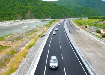 VIDEO/ Hapet qarkullimi në një pjesë të aksit rrugor Elbasan-Qafë Thanë, Rama publikon pamjet me dron