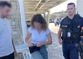 Po largoheshin pas vizitës në Shqipëri, Policia në Rinas i dorëzon portofolin e humbur turistëve nga Franca