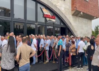 Homazhe për Qazim Sejdinin në Elbasan, qindra qytetarë, miq e politikanë i japin lamtumirën e fundit