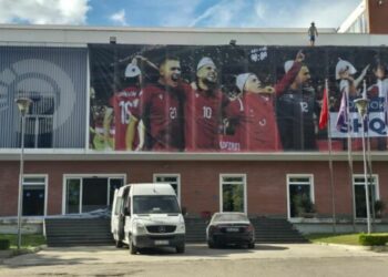 Vula bën ‘tifoz’ Berishën/ Ndryshon ballina në selinë e PD, banderolë me lojtarët e Kombëtares