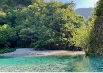 VIDEO+FOTO/ “Pushime si të Tailandës brenda Evropës”, mediat britanike krahasojnë pushimet në lumin e Shalës me plazhet e famshme të…!