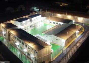 VIDEO/ Shëngjini është gati! Një ditë para vizitës së Melonit, përfundon ngritja e strukturave që do të presin emigrantë