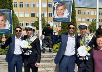 FOTO/ Shkëlzen dhe Liri Berisha drejt Suedisë për diplomimin e djalit, ish-kryeministri e uron nga arresti shtëpiak