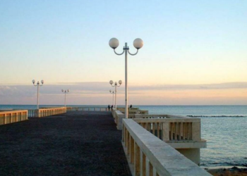 U zhyt në det dhe u përplas me gurët, 33-vjeçari shqiptar në Itali në luftë me vdekjen. E dashura ishte…!