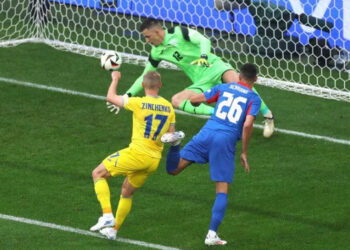 VIDEO/ Sllovaki-Ukrainë: Mbyllet pjesa e parë në Dyseldorf, sllovakët u drejtohen dhomave të zhveshjes në avantazh