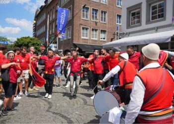 FOTO-LAJM/ Dyseldorfi “kuqezi”, tifozët spanjollë i bashkohen shqiptarëve në “festën” para ndeshjes
