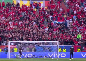 VIDEO/ Portieri ynë Strakosha pritet me brohoritje në fushë, UEFA çon portierin e Spanjës te… këndi!