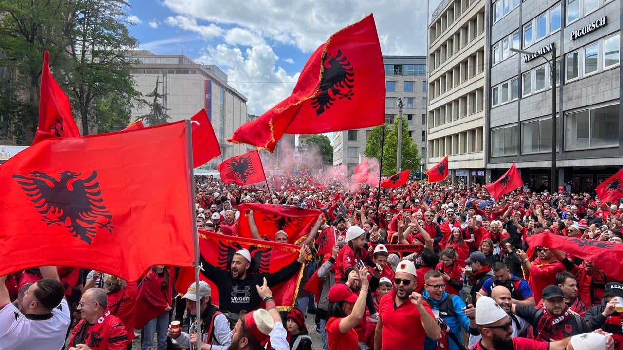 FOTOT/ Shqiptarët “pushtojnë” Dortmundin! Mijëra tifozë presin ndeshjen me valle dhe këngë