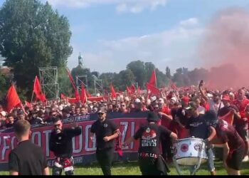 VIDEO/ Atmosferë e zjarrtë: Mijëra tifozë ‘pikturojnë’ kuqezi Dusseldorfin, këngë dhe valle tradicionale para Spanjës! ‘Uragani’ marshon drejt stadiumit