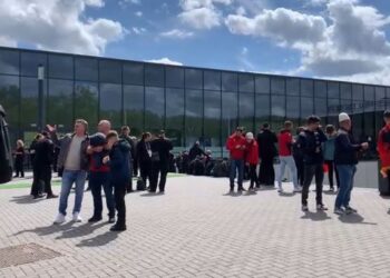 Euro 2024/ Ndeshja me Italinë, tifozët kuqezi grumbullohen 6 orë para në stadiumin e Dortmundit