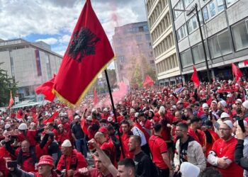 Pak orë para Shqipëri-Itali/ Tifozët ‘kuq e zi’ këndojnë bashkë me italianët himnin e Italisë
