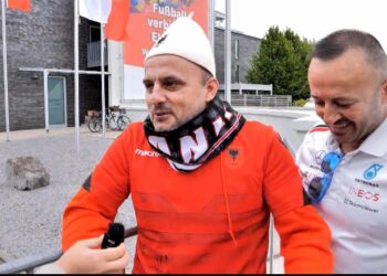 Mbështetja/ Mori autograf nga Nedim Bajrami, tifozi i kuqezinjve: S’e laj më bluzën