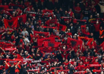 Tifozët kuqezinj pushtojnë “Signal Iduna Park”, mbi 50 mijë shqiptarë të pranishëm për sfidën ndaj Italisë