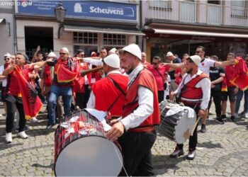FOTOT/ Tupanë e valle shqiptare në Dyseldorf, atmosferë e zjarrtë e tifozerisë në prag-ndeshjen Shqipëri-Spanjë
