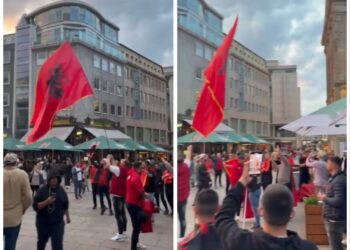 VIDEO/ Këngë dhe flamuj kuqezi, tifozët shqiptarë pushtojnë sheshet në Dortmund
