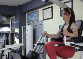 Emri/ Gruaja Bodybulding nga Gjirokastra: Njihuni me nënën e dy fëmijëve zuri vendin e tretë në kampionatin botëror në Holandë