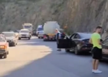 Prag-tragjedie/ Masivi shkëmbor bie mbi makinë, disa të plagosur në afërsi të Shkallës së Tujanit