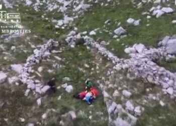 VIDEO/ Turistët gjermanë bllokohen në Theth, plagoset një prej tyre, 2 helikopterë të ushtrisë u vijnë në ndihmë