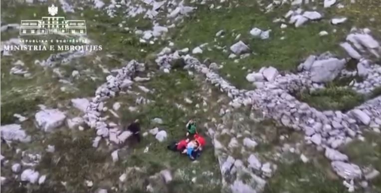 VIDEO/ Turistët gjermanë bllokohen në Theth, plagoset një prej tyre, 2 helikopterë të ushtrisë u vijnë në ndihmë