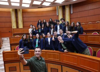 “Jam fansi juaj më i madh”, Veliaj uron maturantët: Vazhdoni të punoni fort dhe të ecni përpara
