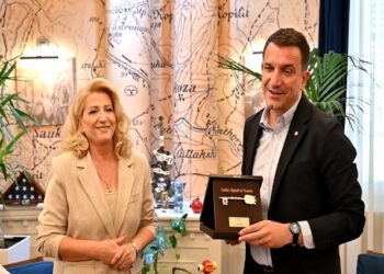 Veliaj i dhuron “Çelësin e Tiranës” artistes Shkurte Fejza, nesër koncerti te Pallati i Kongreseve: Krenarë për ty! Faleminderit që na frymëzon me këngët e tua!