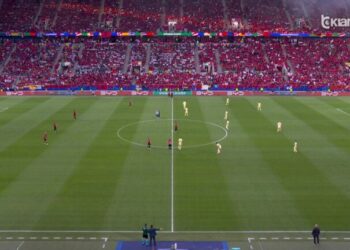 Starton ndeshja mes Shqipërisë dhe Spanjës, kuqezinjtë luftojnë për historinë