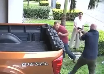 VIDEO/ Një person i armatosur qëllon për vdekje fqinjin për pronën!