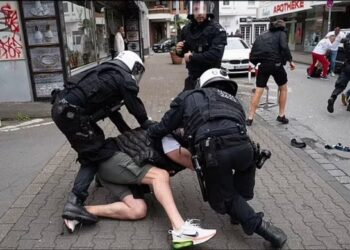 VIDEO/ Djali i Vuçiç ‘tërhiqet zvarrë’ nga truprojat e tij teksa përpiqet të bashkohet me huliganët