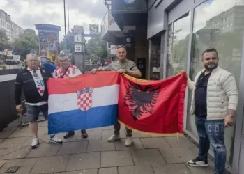 Babai i futbollistit të Kombëtares pozon me flamujt shqiptar dhe kroat: Të fitojë më i miri