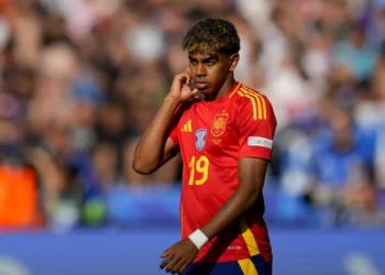 FOTO/ Shqiptarët ngacmojnë yllin 16-vjeçar të Spanjës: T’i bëjmë ne detyrat e shkollës, vetëm mos na bëj gol…!