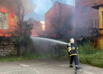 Zjarr i përmasave të mëdha pranë tregut në Shkodër, rrezikohen banesat. Forca të shumta zjarrfikëse në vendngjarje