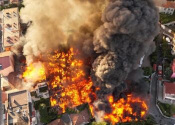 Flakët në Shkodër shkrumbojnë banesën tek tregu i rrobave të përdorura, nisen mjete nga Ulqini dhe Malësia e Madhe