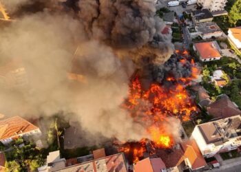 Zjarri në Shkodër, shkrumbohen 25 njësi tregtare! Flakët rrezikojnë edhe një shkollë