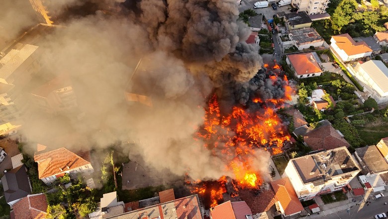 Zjarri në Shkodër, shkrumbohen 25 njësi tregtare! Flakët rrezikojnë edhe një shkollë