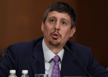 ‘Koincidencat’ e frikshme/ Zyrtari i lartë i SHBA kundër korrupsionit global, vizitë në Shqipëri