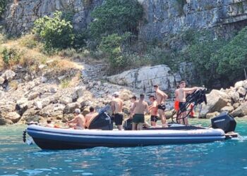 Kishte shkuar për pushime, gomonia godet 56-vjeçarin në Karaburun dhe i dëmton këmbën